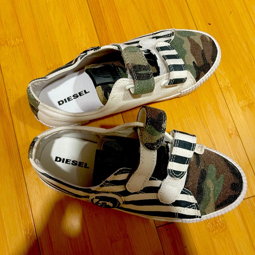 Diesel Boys size 4 sneaker.